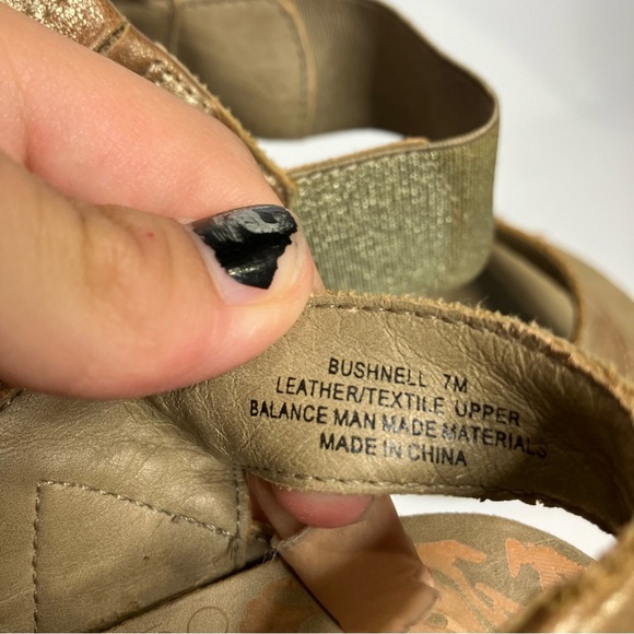 OTBT Bushnell platform Sandals casual metallic gold bronze women’s size 7 - Picture 9 of 9